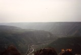 Wadi Ar Raggad * P�ivitt�inen partioreittimme kulki kyseisess� Wadi Ar Raggadissa yl�s alas wadin rinteit� noin 10 km matkan. Paikka oli kes�ll� todella kuuma. Kuva otettu kev��ll� kun viel� oli vihre��. * 558 x 377 * (20KB)